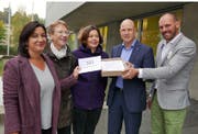 Christina Reusser (Grüne), Heidi Koch (SP) und Melanie Landolt Strebel (SP) übergeben die Unterschriften an den Ebikoner Gemeindeschreiber Roland Baggenstos und Geschäftsführer Alex Mathis (von links nach rechts). Bild: PD