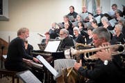 Der Komponist am Flügel: Die Uraufführung von Peter Roths Requiem in Alt St. Johann. (Bild: Ralph Ribi)