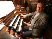 Er gewährte den Interessierten in der Kirche Feld Einblick in die Klangwelten des denkmalgeschützten Instruments: Simon Hebeisen, Inhaber und Geschäftsführer von Orgelbau Goll, Luzern. (Bild: Andrea Häusler)