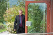 Ignaz Walker nach seiner Freilassung aus dem Untersuchungs- und Strafgefängnis Nidwalden. (Bild: Dominik Wunderli (Stans, 22. September 2015))