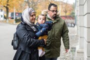 Suha Alhussein Jneid und Omar Jneid laufen zur Verhandlung zum Tod eines ungeborenen syrischen Babys vor dem Militärappellationsgericht. (KEYSTONE/Ennio Leanza)