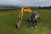 Spatenstich in St. Erhard. Von links: Patrick Galliker, Leiter Netzservices Region Sursee, Beat Forster, Leiter Logistik und Daniel Wahler, CFO der CKW. (Bild: CKW)