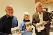 Robert Gamper, Silvia Küng und Elmar Bissegger stellten das Buch vor. (Bild: Manuela Olgiati)