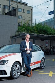 Bruno Meier selber hat im Alter von 18 Jahren sofort die Autoprüfung absolviert. (Bild: Maria Schmid (Zug, 2. November 2018))