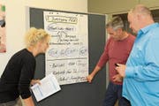 Besprechen das weitere Vorgehen zum Projekt Familienklassenzimmer der Hünenberger Schulen: Anja Dessler, Georges Raemy und Jürgen Biebel (von links). (Bild: Charly Keiser (Hünenberg, 31. Oktober 2018))