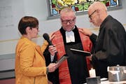 Martina Tapernoux und Koni Bruderer segnen ihren Kollegen Klaus Stahlberger. (Bild: Isabelle Kürsteiner)