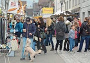 Gestern waren viel mehr Leute am Markt im Städtli unterwegs als am Samstag, sagten einige Marktfahrer. (Bild: Kurt Latzer)