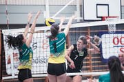 Für den VBC Steinhausen (hinten: Dijana Radulovic) gibt es bislang nicht viel zu lachen. (Bild: Jakob Ineichen (Steinhausen, 13. Oktober 2018))