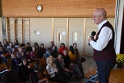 Unterhaltsames Gedächtnistraining: Gregor Staub referiert an der Konferenz des Zyklus 2 in Schwellbrunn. (Bild: PD)