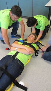 Die Samariter übten ihre Fähigkeiten in Fallbeispielen. (Bild: PD)