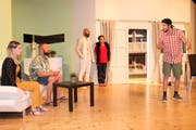 Hier bei der Hauptprobe: Katrin Stutz (Rebeka Welti) und Peter Müller (Alex Inderkum) wundern sich über das seltsame Gebaren von Markus Walter (rechts). Im Hintergrund Engelen (Thomas Bär) und Düvell (Brigitte Inderkum). (Bild: Robi Kuster (Schattdorf, 31. Oktober 2018))