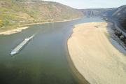 Ein Frachtschiff passiert auf dem Mittelrhein die Sandbank bei der deutschen Stadt Oberwesel. Bild: Thomas Frey/Keystone (17. Oktober 2018)
