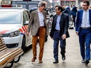 Gegen seinen Willen ausgereist: Der Blasphemie-Anwalt Saif-ul-Malook (Mitte) erhebt Vorwürfe gegen die UNO und die EU. (Bild: KEYSTONE/EPA ANP/ROBIN UTRECHT)