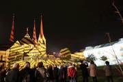 Die Illumination durch die Lichtkünstler Gerry Hofstetter bezog auch die Klosterkirche mit ein. (Bild: Eddy Schambron (Muri))