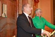 Der Neu St. Johanner Hauptorganist Michael Risch beim Jubiläumskonzert mit Registrantin Maria Zäch. (Bild: Peter Küpfer)
