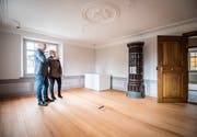 Gemeindepräsident Markus Bürgi und Gemeindeschreiberin Janine Bohner unterhalten sich im frisch renovierten und noch unmöblierten Sitzungszimmer im Obergeschoss. (Bilder: Reto Martin)