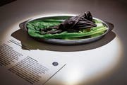 Ein Beispiel von ekligem Essen: Ein gekochter Flughund. (Bild: Bilder: Johan Nilsson/AP und Anja Barte Telin)