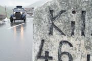 Der Oberalppass ist wieder befahrbar - auch für Oldtimer-Fahrzeuge. (Bild: Keystone/Urs Flüeler, 15. Juli 2016)