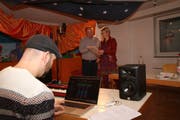 Marcel Bürgi (links), Pfarrer Hans Winkler und Irène Glanzmann singen das Lied ein. (Bild: Marion Wannemacher, Sarnen, 3. November 2018)