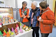Für die drolligen Betonzwerge der Zürcherin Edith Pfister ist Regina Rast (mitte) eigens aus Sursee nach Ennetbürgen gereist. (Bild: Romano Cuonz (Ennetbürgen, 4. November 2018))