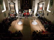 Die zwei Derwische in der Hergiswiler Pfarrkirche. (Bild: Thomas Vaszary (5. November 2018))