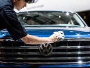 Die Bedeutung des chinesischen Marktes wächst: ein Volkswagenarbeiter poliert ein Auto (Archivbild). (Bild: KEYSTONE/EPA/CLEMENS BILAN)