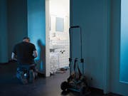 Ein Sanitärinstallateur montiert ein neues Lavabo. Bild: Gaetan Bally/Keystone (2. Februar 2018)