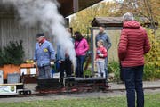 Besucher konnten in der Dampfeisenbahn um das Gelände fahren. (Bild: PD)