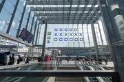 Sie ist ein Zeiträtsel und ein technisches Rätsel: die binäre Uhr am St.Galler Hauptbahnhof. (Bild: Hanspeter Schiess)