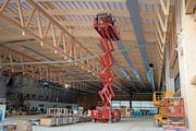 Die gigantische Halle nimmt Tag für Tag mehr Gestalt an. (Bild: Corinne Glanzmann (Buochs, 23. Oktober 2018))