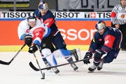 Umkämpfte Partie: EVZ-Spieler Santeri Alatalo (links) beisst sich durch. (Bild: Marcel Engelbrecht/Gepa (München, 6. November 2018))