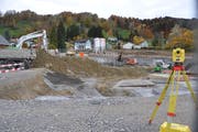 Die Turnhalle und das alte Schulhaus Wier sind abgerissen, in der Baugrube wird nächstens mit dem Fundament für das neue Schulhaus angefangen. (Bild: Sabine Schmid)
