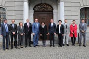 Bundesrätin Doris Leuthard mit Mitarbeitern und mit der Urner Gesamtregierung vor dem Altdorfer Rathaus. (Bild: PD, Altdorf, 6. November 2018)