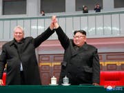 Anders als Kim Jong Un (rechts) sind sein Grossvater Kim Il Sung als Staatsgründer sowie sein Vater und Amtsvorgänger Kim Jong Il in jedem nordkoreanischen Haus allgegenwärtig. Beim Besuch des kubanischen Präsidenten Miguel Diaz-Canel (links) liess sich Un erstmals gross öffentlich porträtieren. (Bild: KEYSTONE/AP KCNA via KNS)