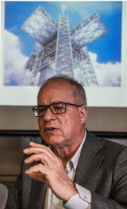 Pierre de Meuron vor einer Visualisierung des Richtstrahlturms. (Bild: Nadia Schärli, Titlis, 5. November 2018)