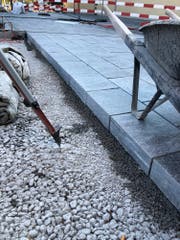 Auf dem Klosterplatz wurden Maggia-Gneisplatten verlegt. (Bild: PD)