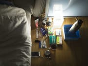 Studierende in der Schweiz fühlen sich deutlich häufiger krank als ihre nicht studierenden Altersgenossen. 18% der befragten Hochschulabsolventen gaben sogar an, unter dauerhaften Gesundheitsproblemen zu leiden. (Bild: Keystone/GAETAN BALLY)