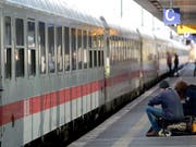 Wer öfter mit der Bahn nach Deutschland fährt, kennt das Problem. Die Deutsche Bahn ist chronisch unpünktlich. Mit Investitionen in die Bahnknotenpunkte soll sich das jetzt ändern. (Bild: KEYSTONE/EPA/PETER STEFFEN)