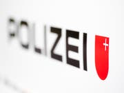 Bombenalarm im Eurocity Mailand-Zürich: Die Kantonspolizei Schwyz stoppte den Zug kurz nach dem Bahnhof Arth-Goldau. (Bild: KEYSTONE/URS FLUEELER)