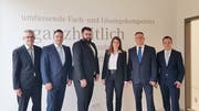 Die Belegschaft der Clientis Bank Oberuzwil. (Bild: PD)