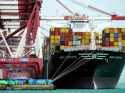 Der Handelsstreit zwischen den USA und China dämpft das Wirtschaftswachstum in beiden Ländern spürbar. (Archiv: Hafen von Qingdao) (Bild: KEYSTONE/AP CHINATOPIX)