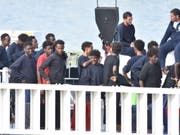 Flüchtlinge warten in Italien auf den Landgang. Es kamen 2018 bisher deutlich weniger von ihnen über das Mittelmeer als in den Vorjahren. (Bild: KEYSTONE/EPA ANSA/ORIETTA SCARDINO)