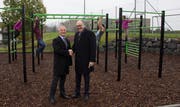 Neuheims Gemeindepräsident Roger Bosshart (links) und Regierungsrat Martin Pfister bei der Übergabe der neuen Workout-Anlage. (Bild PD)