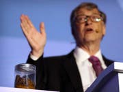 Mit Kot im Glas hat Microsoft-Gründer in Peking zu einer weltweiten Toilettenrevolution aufgerufen. (Bild: KEYSTONE/AP/MARK SCHIEFELBEIN)