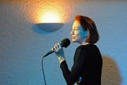 Wechselt gerne Sprache und Stil: Lisa Berg am Montagabend im Flawiler "Park". (Bild: Michael Hug)
