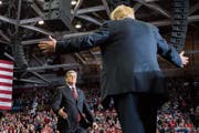 Donald Trump begrüsst Moderator Sean Hannity bei einem Wahlkampfauftritt. Bild: Jim Watson/Getty (Cape Girardeau, 5. November 2018)