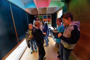 Die Schüler von Sisikon schauen sich im Musikwagen des Sinfonieorchesters um. (Bild: Florian Arnold (Sisikon, 5. November 2018))
