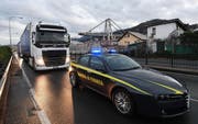 Zwei Lastwagen bringen Teile der Morandi-Brücke von Italien nach Dübendorf. (Bild: EPA/LUCA ZENNARO (Genua, 5. November 2018))