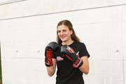 Mit Willen zum Erfolg: Julia Igel aus Teufen hat schon vier Weltmeister-Titel im Kickboxen erreicht. (Bild: PD)