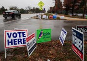 Kampagnen-Schilder vor einem Wahllokal in Illinois. (Bild: Tannen Maury/EPA (Lake Villa, 6. November 2018))